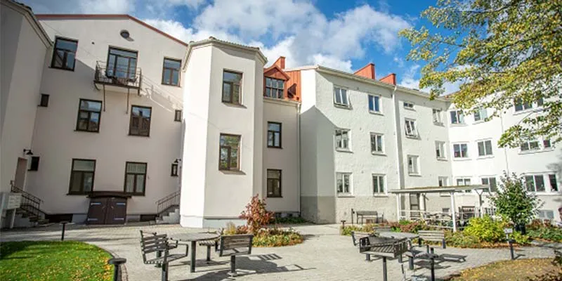 Vit putsfasad fotograferad från innergård på Brahegatan 11 i Jönköping