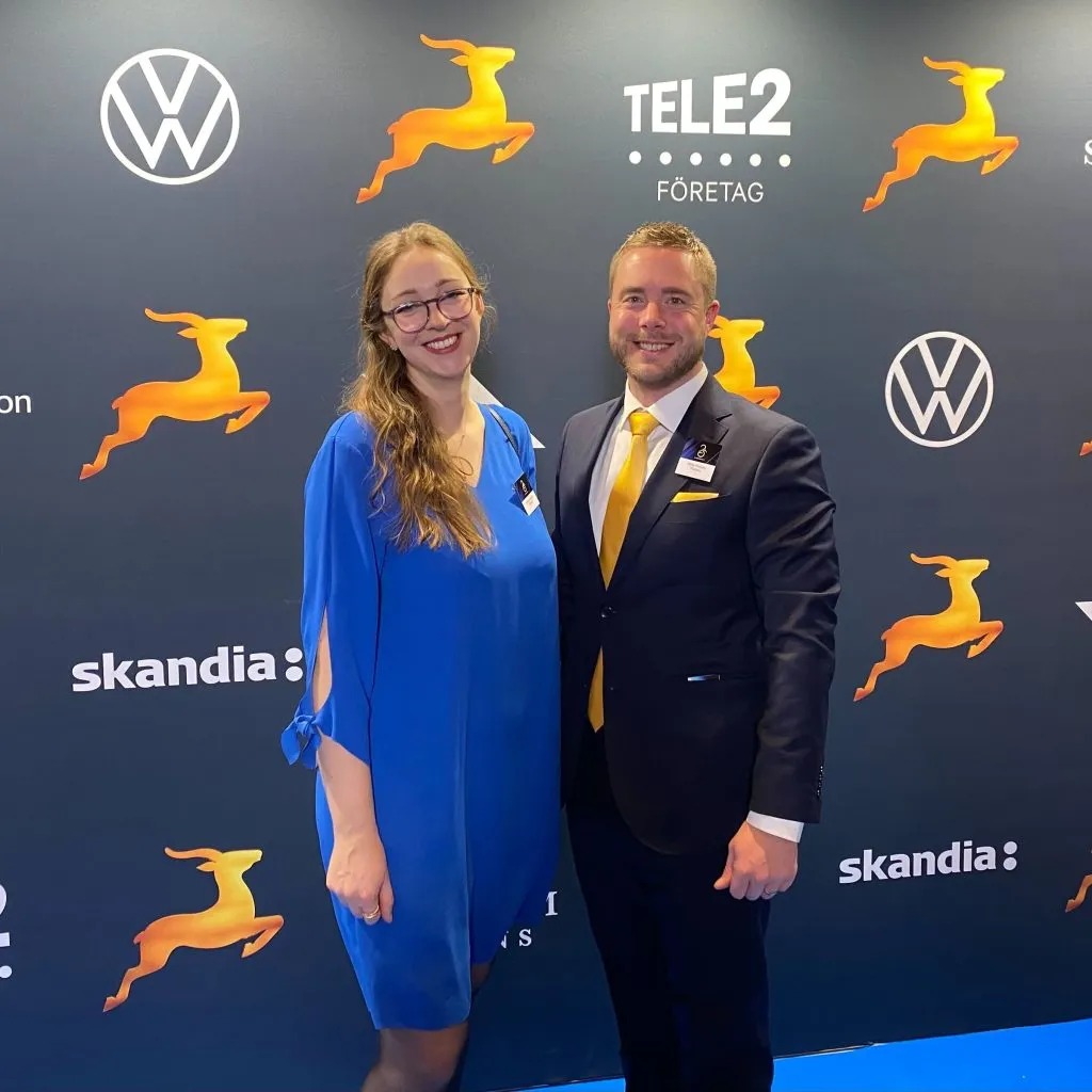 Annika och Philip på Di:s Gasellgala, omgivna av sponsorlogotyper