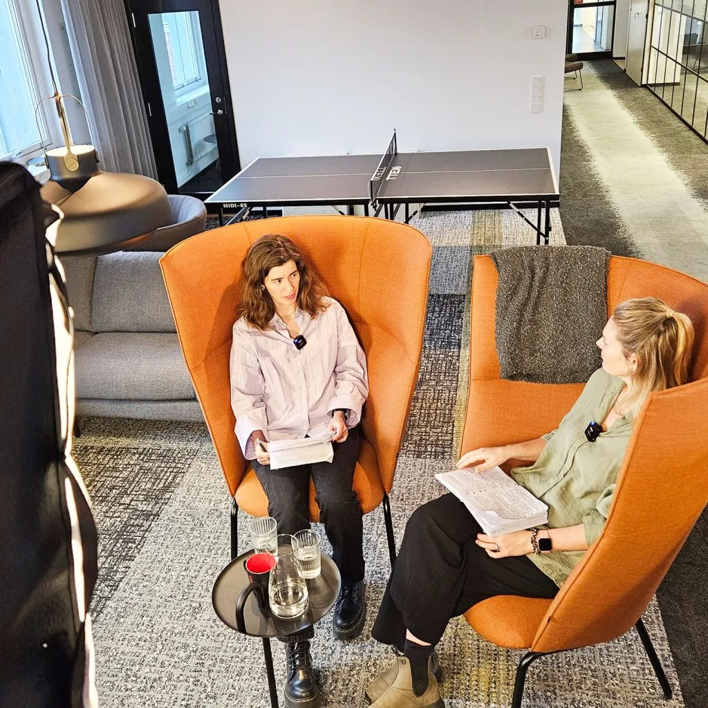 Amanda Thynell och Linda Örtegren under inspelningen av webbserien Hållbara Hus