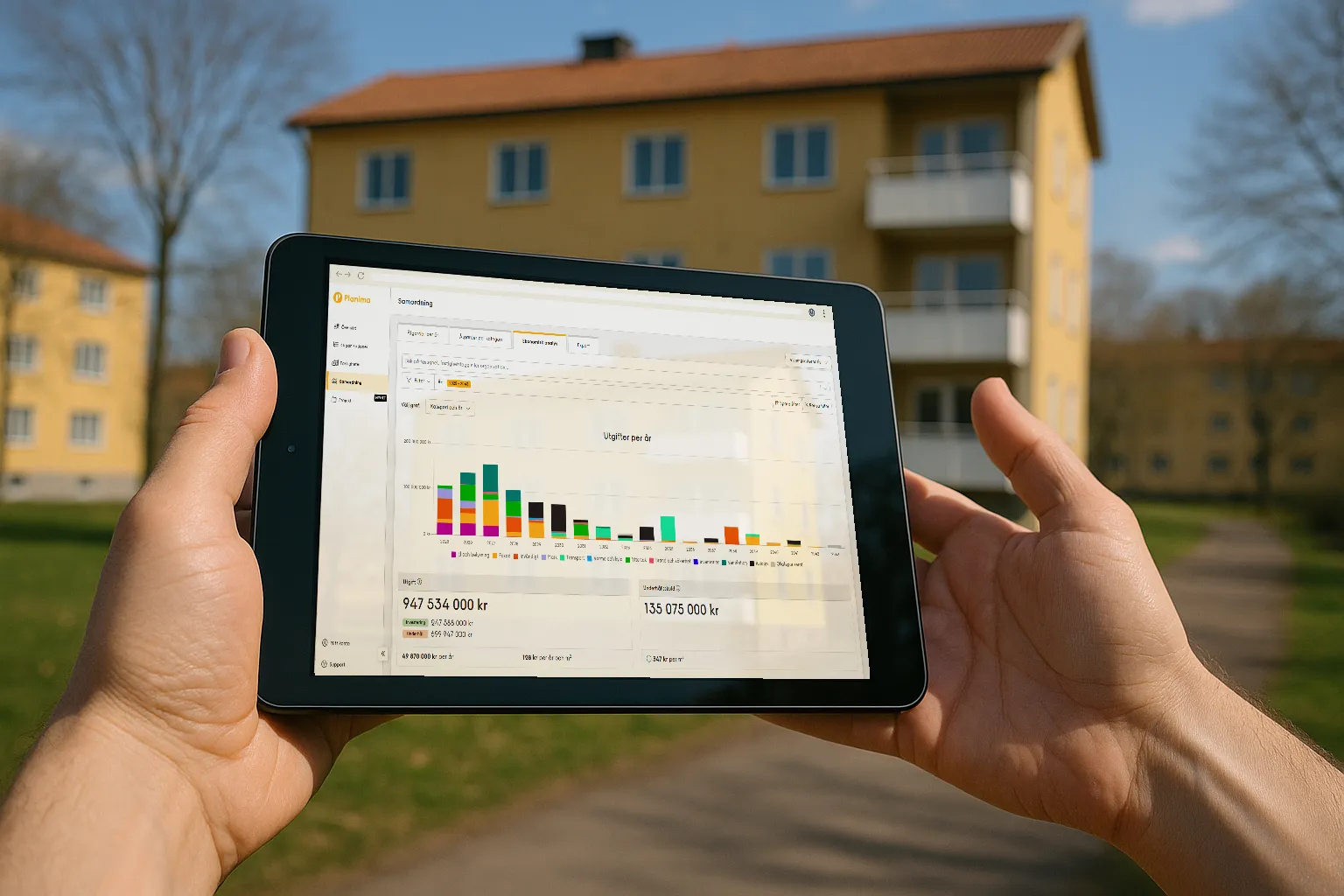Ipad med Planimas underhållsplan i handen framför ett flerbostadshus