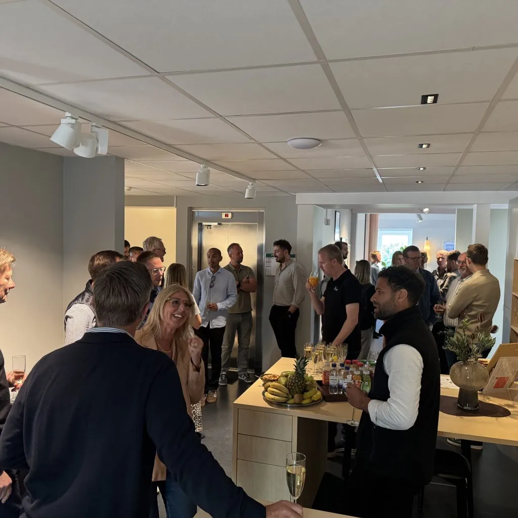 Deltagare minglar och samtalar efter Proptech-lunchen på Planimas kontor