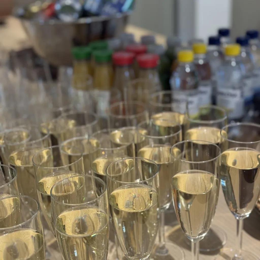 Uppdukade champagneglas och drycker inför mingel efter Proptech-lunchen