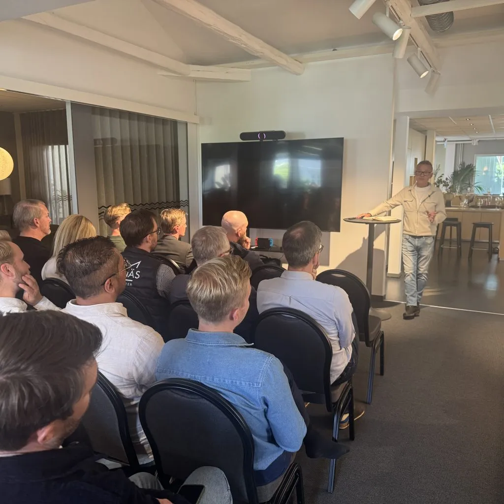 Föreläsare talar inför sittande publik under Proptech-lunchen på Planima