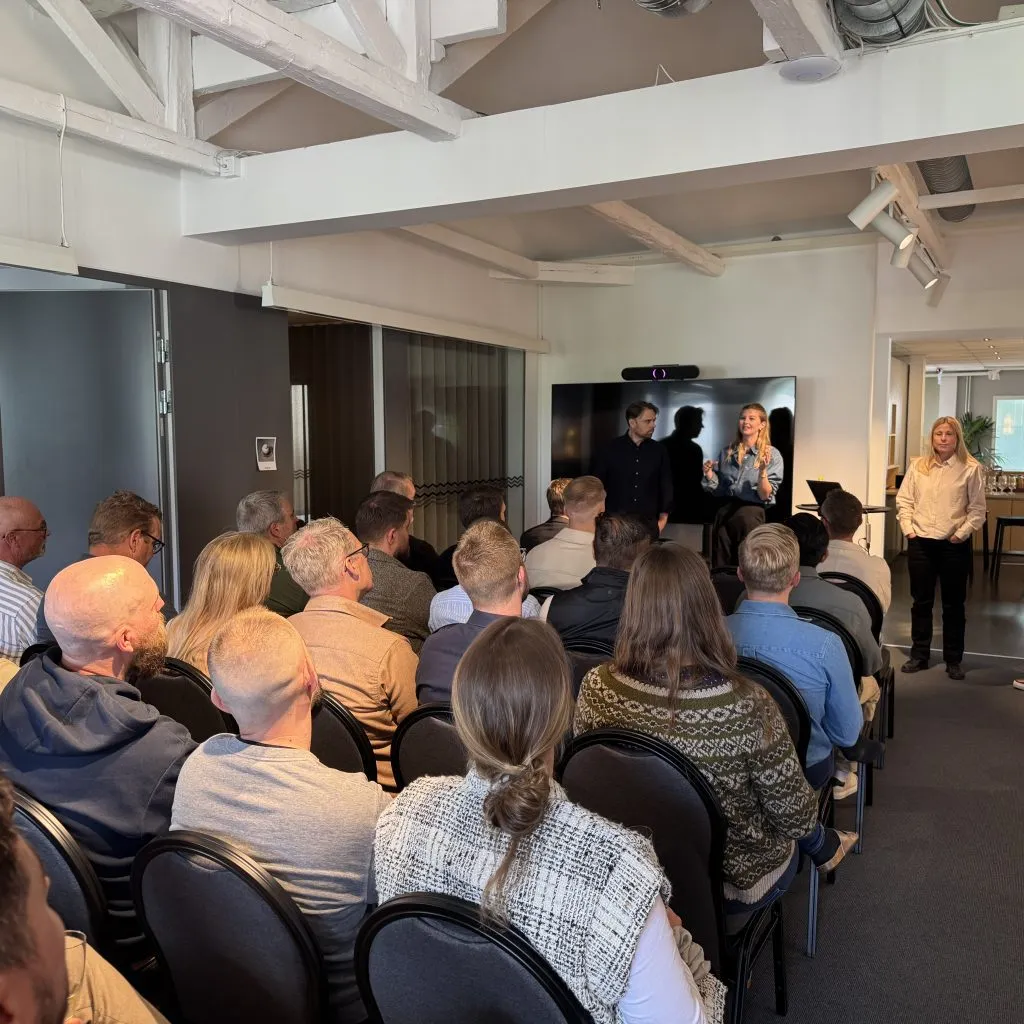 Publik lyssnar på ett samtal under Proptech-lunchen