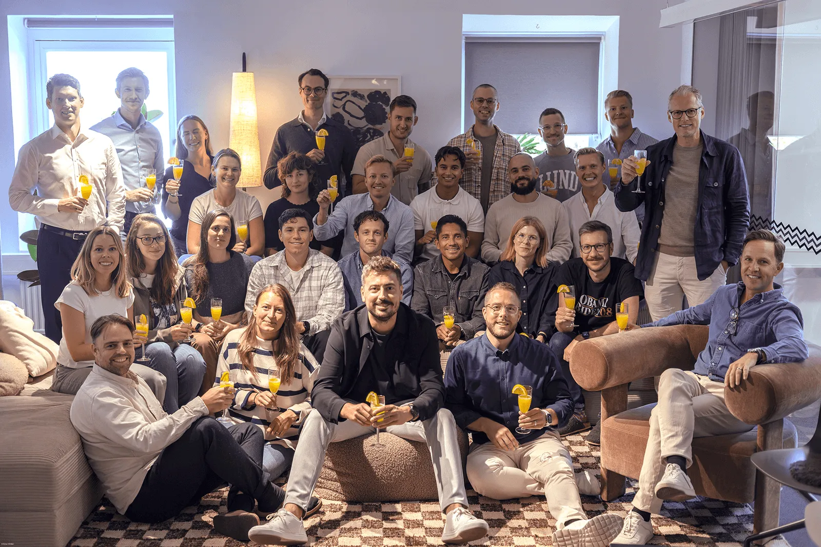 Planimas team samlade och firar med drinkar efter beskedet om partnerskapet med Monterro