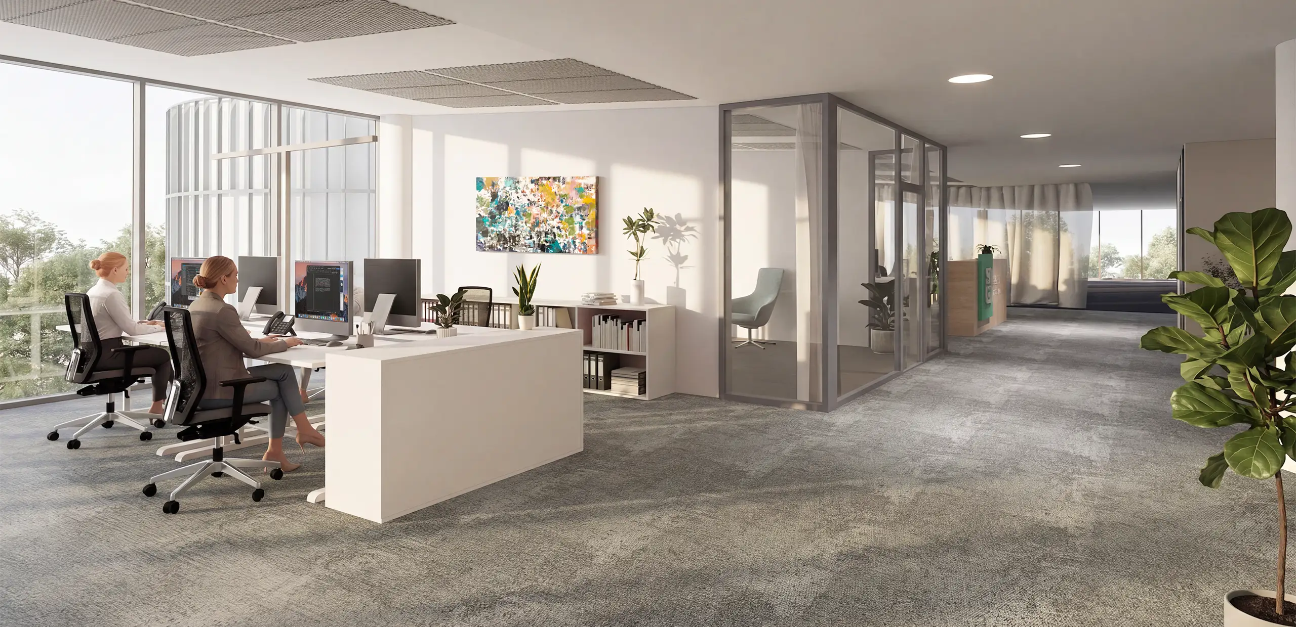 Modernes Büro mit großen Fenstern, zwei Frauen an Schreibtischen mit Computern, Pflanzen, abstraktem Wandbild und Glaskonferenzraum.