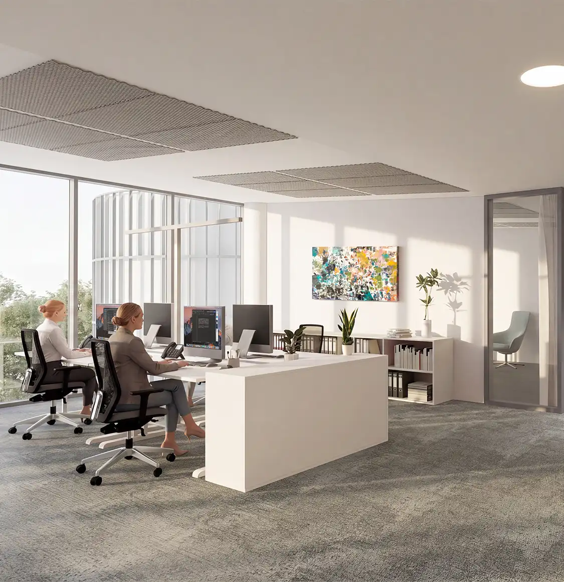 Modernes, helles Büro mit zwei sitzenden Personen an Computern, großen Fenstern, Teppichboden, Pflanzen und abstraktem Wandbild.