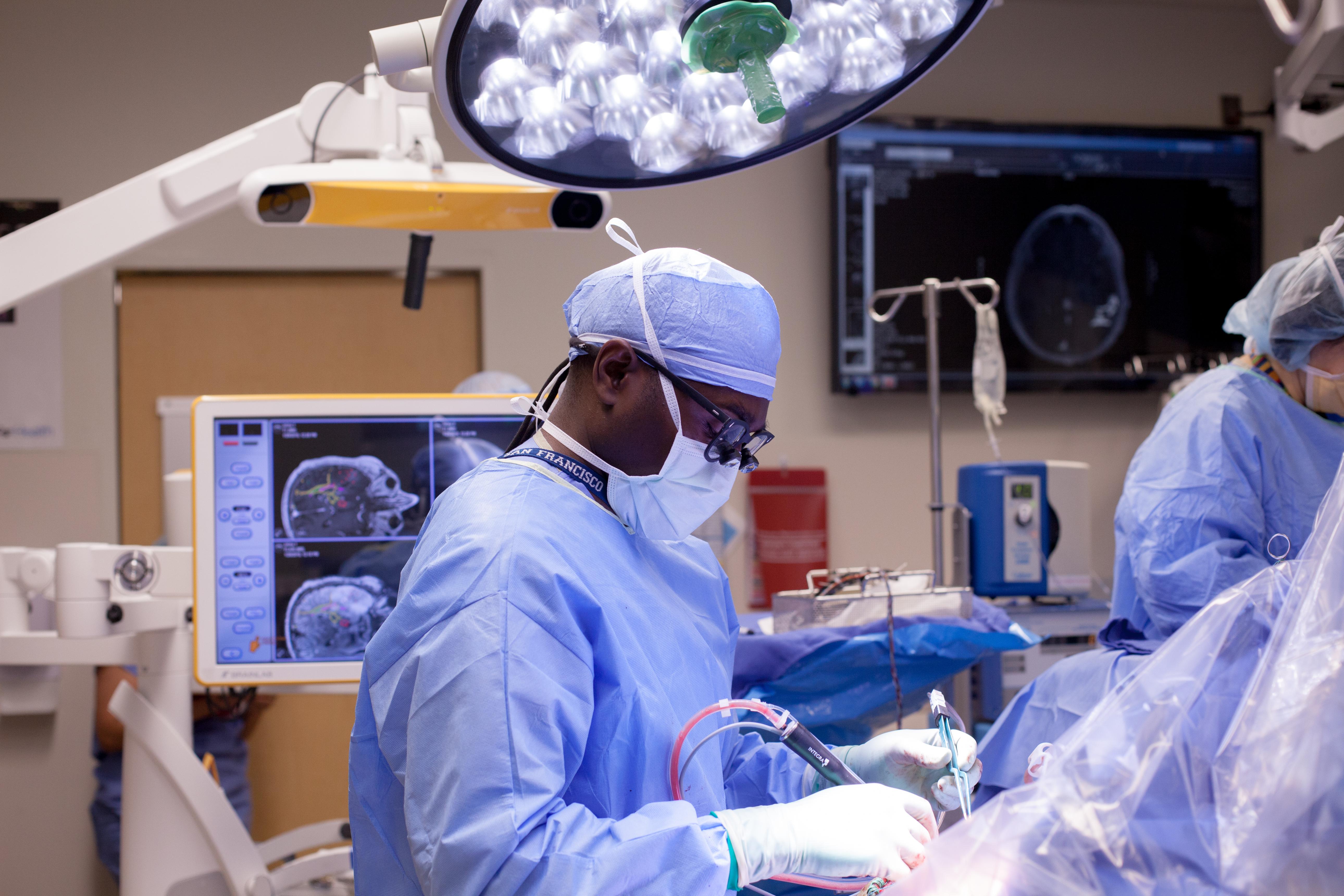 Neurosurgeon operating with intraoperative brain imaging