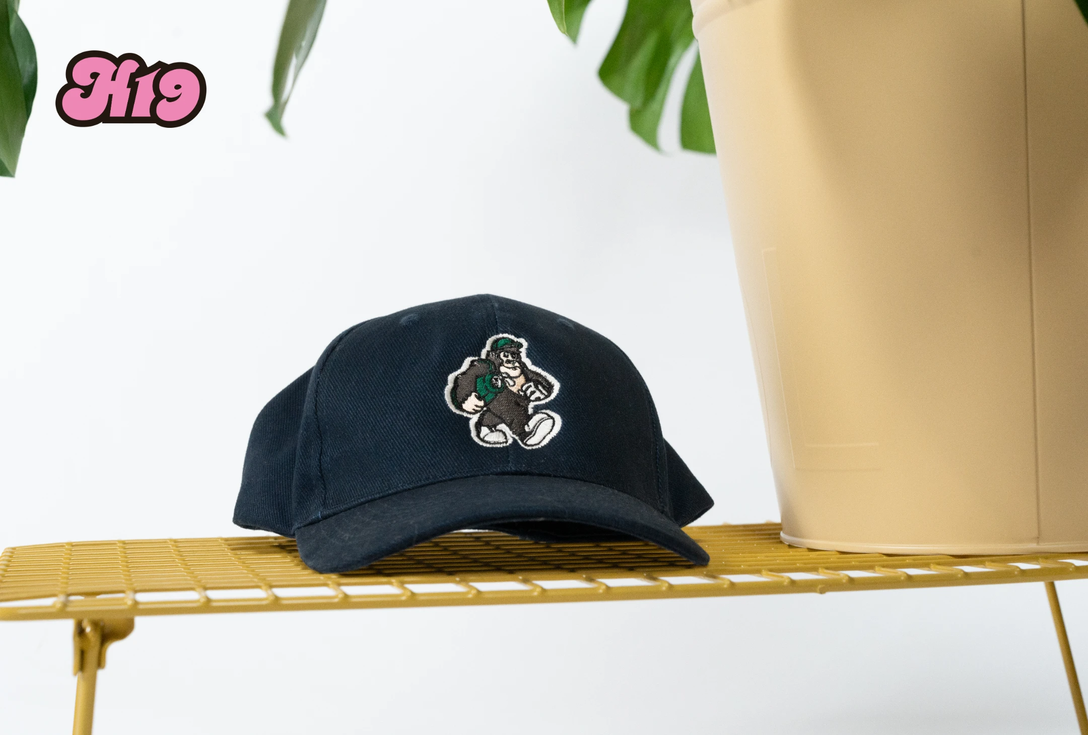 Casquette H19 sur étagère