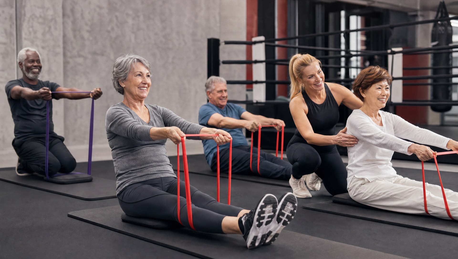 Renforcement doux avec élastiques pendant un cours seniors