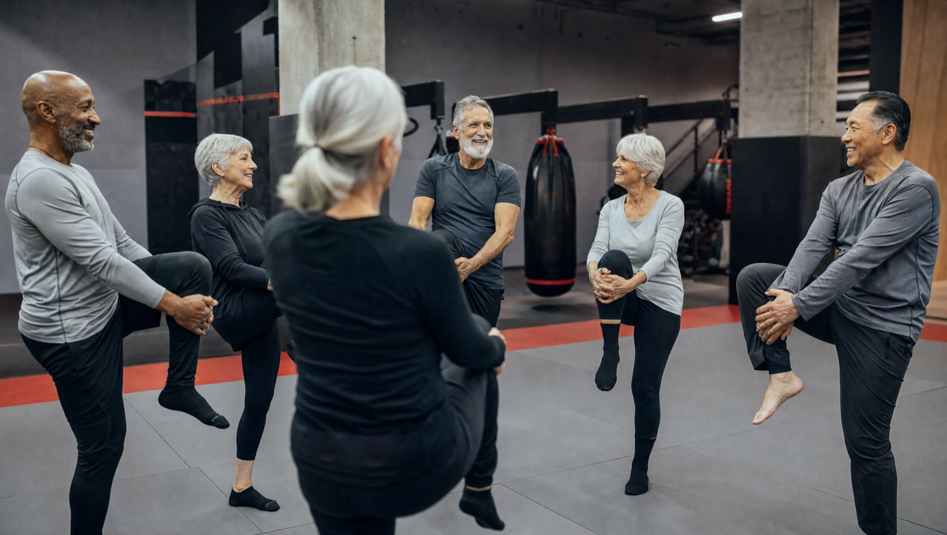 Exercice d’équilibre en cercle pendant un cours seniors