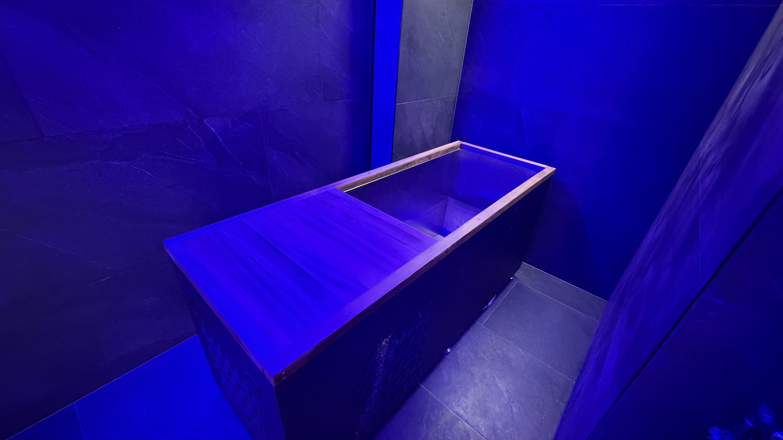 Le bain froid d'Odyssée Academy vu de côté