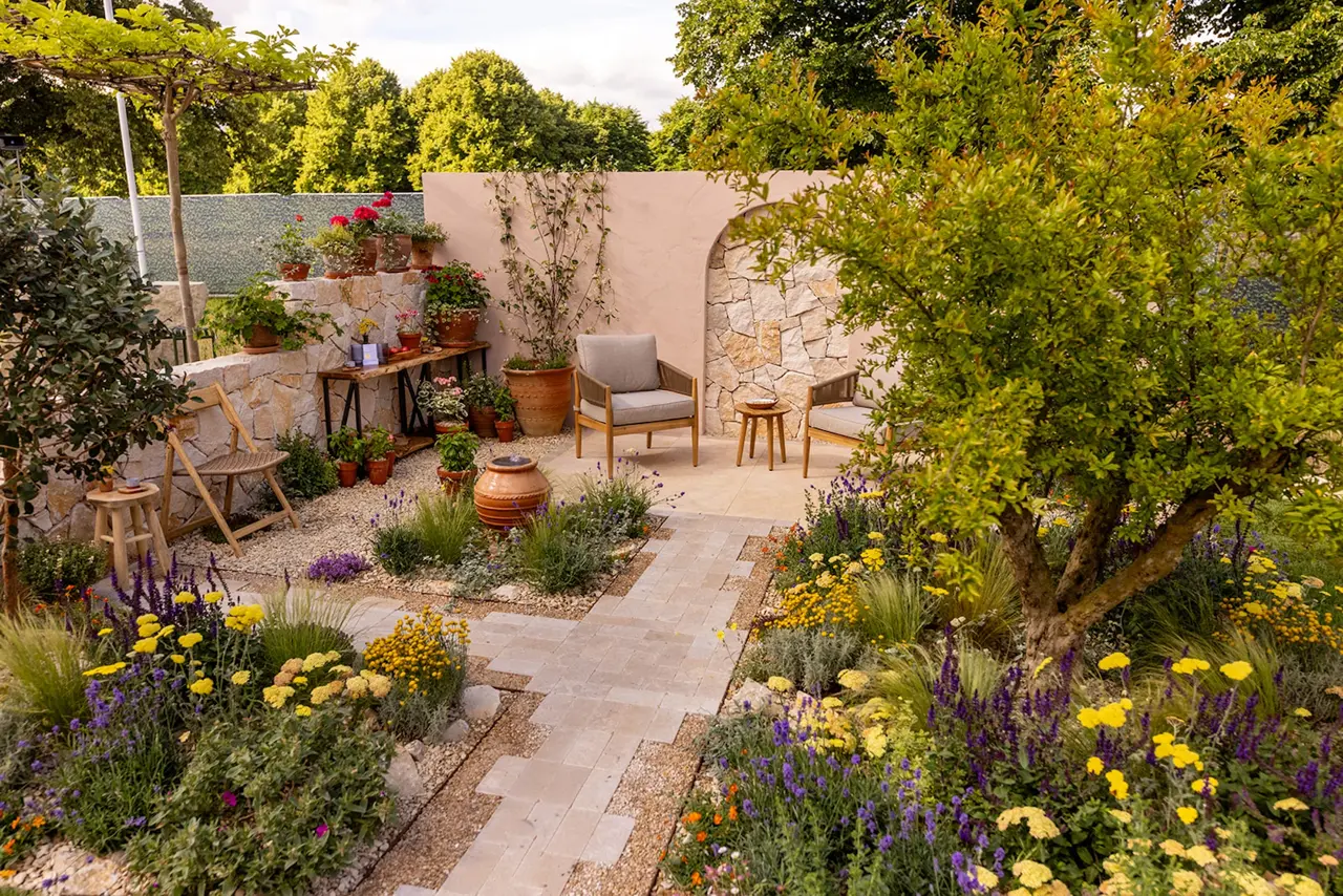 Bringing the Edge to Hampton Court 2024 commercial landscape project