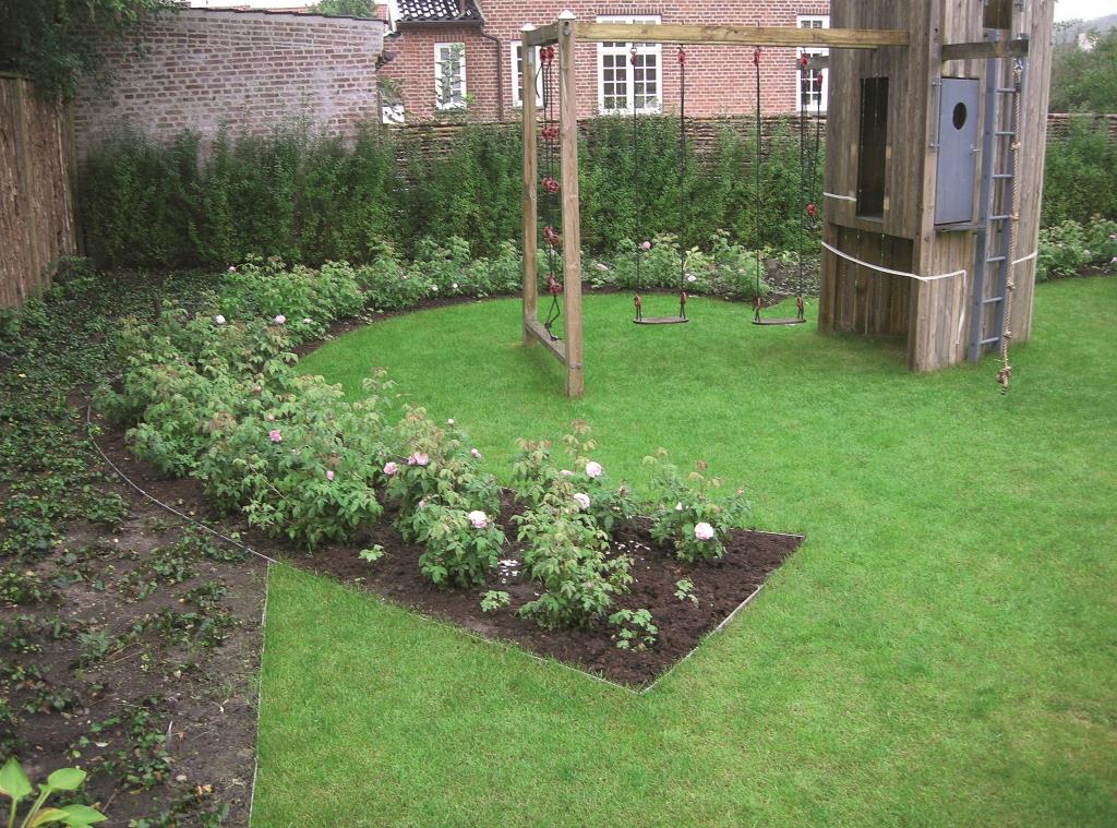 The Art of Minimalism: Using Steel Edging to Create Sleek Garden Designs - Kinley Systems blog image