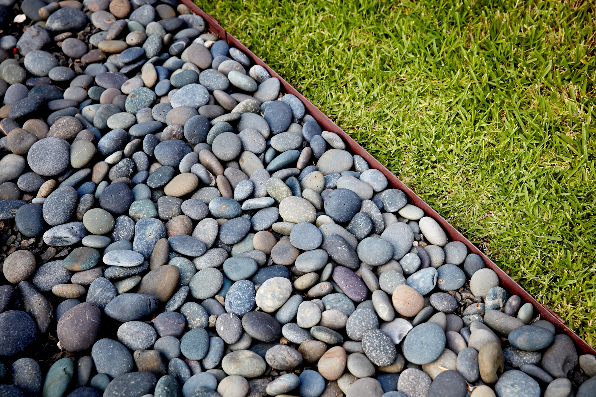 The art of minimalism: Using steel edging to create sleek garden designs — featured image