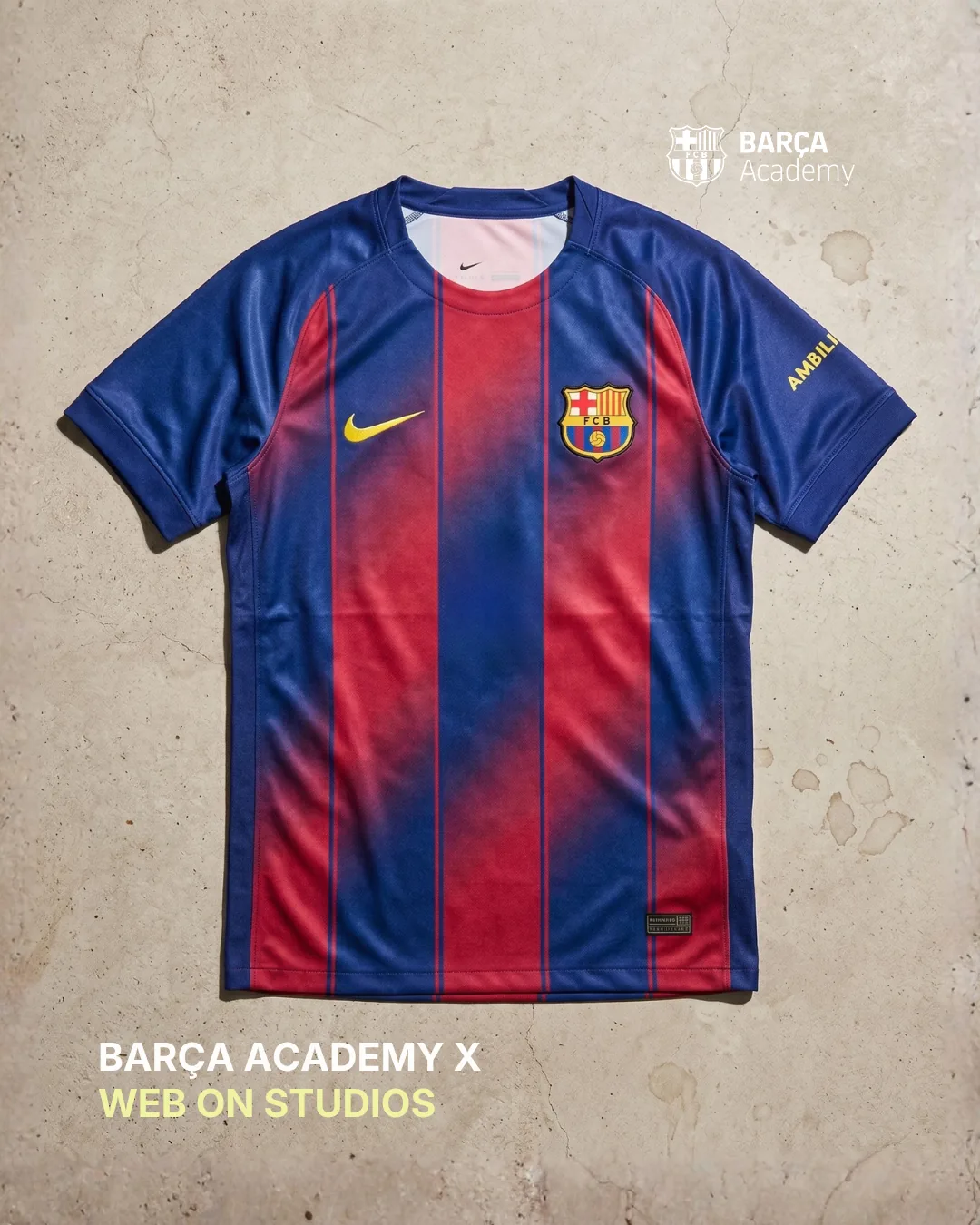 Camiseta del FC Barcelona sobre fondo arena con el sello Barça Academy y Web On Studios