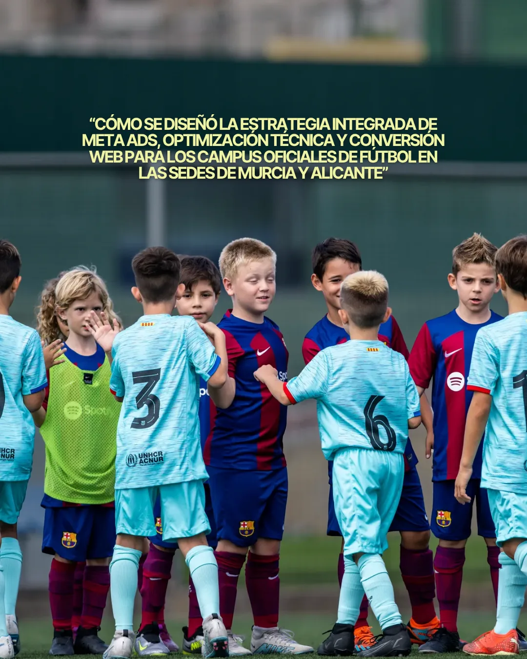 Niños de los campus Barça Academy en el césped antes de un partido