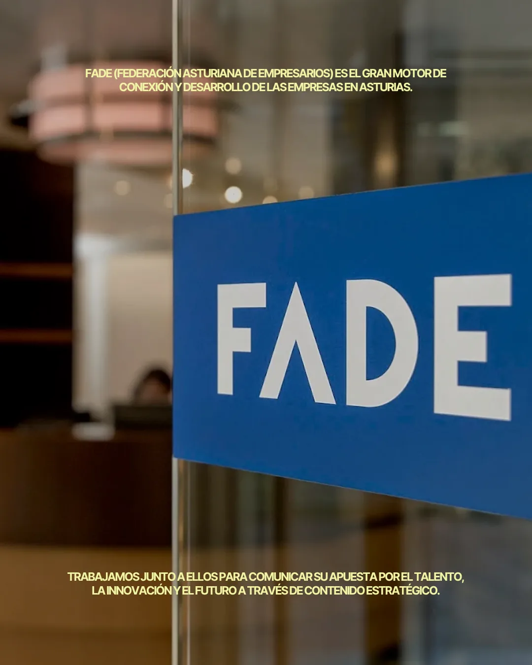 Rótulo de FADE en la entrada de la sede