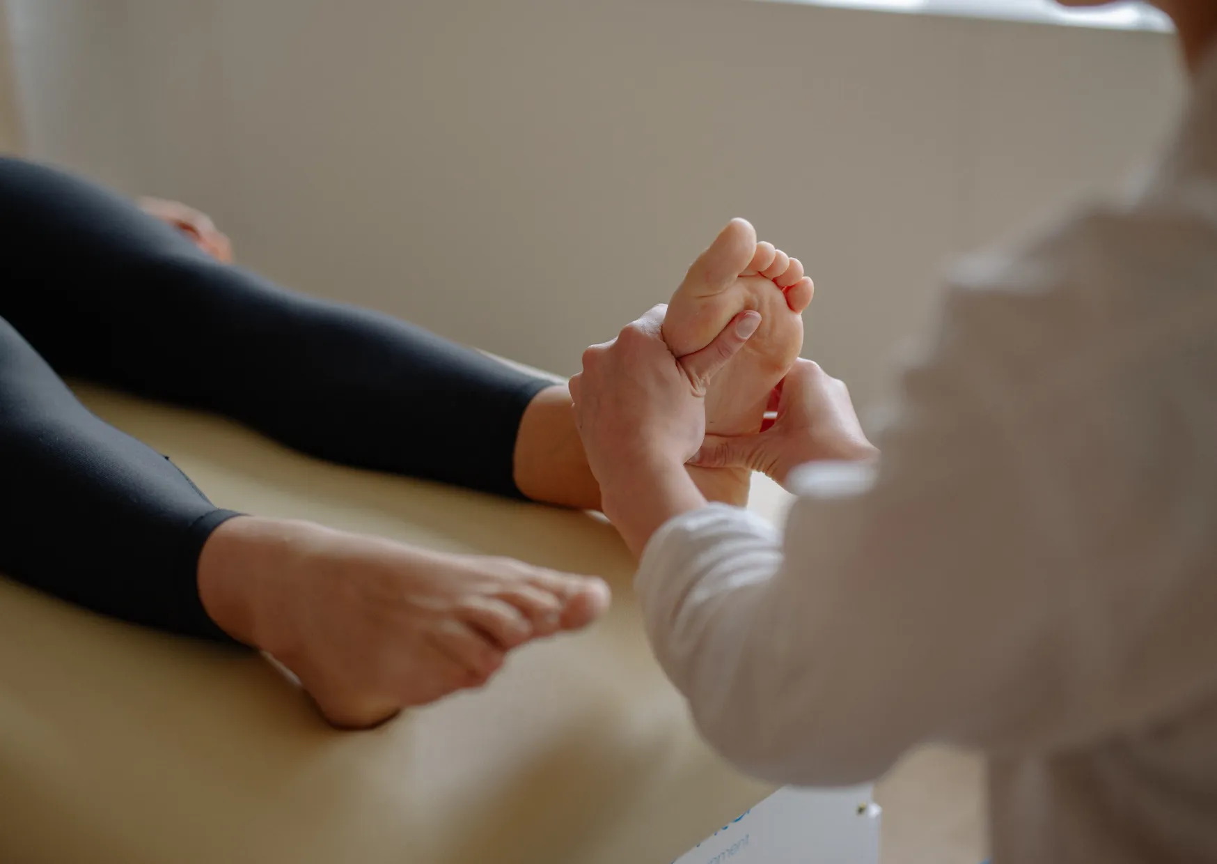 Séance de réflexologie en soins de support, accompagnement doux