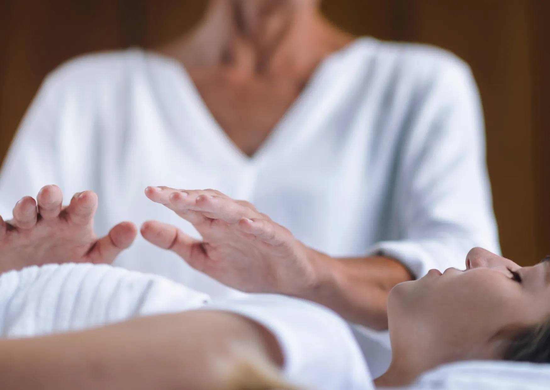 Soin énergétique Reiki, mains posées sur le corps