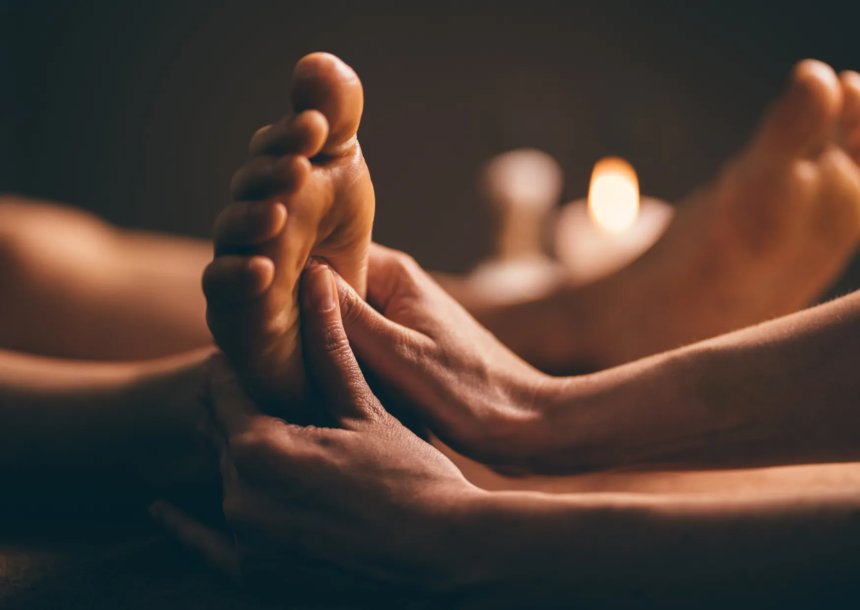 Séance de réflexologie plantaire sur les zones réflexes du pied