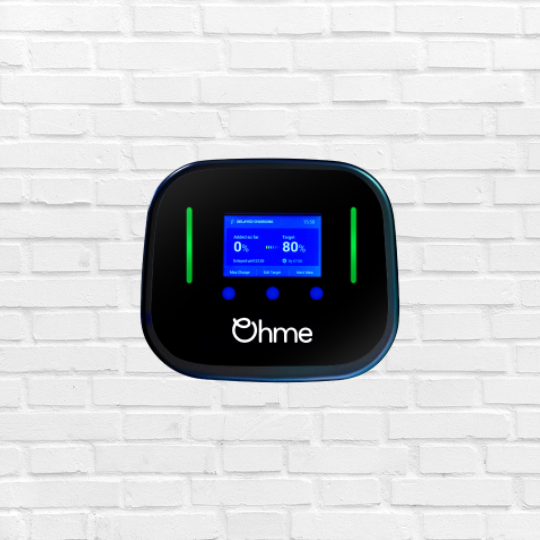 Wallbox Ohme Home Pro installata a parete per la ricarica dell'auto elettrica