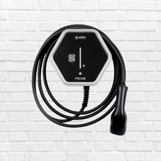 Wallbox Silla Prism Solar installata a parete per la ricarica dell'auto elettrica