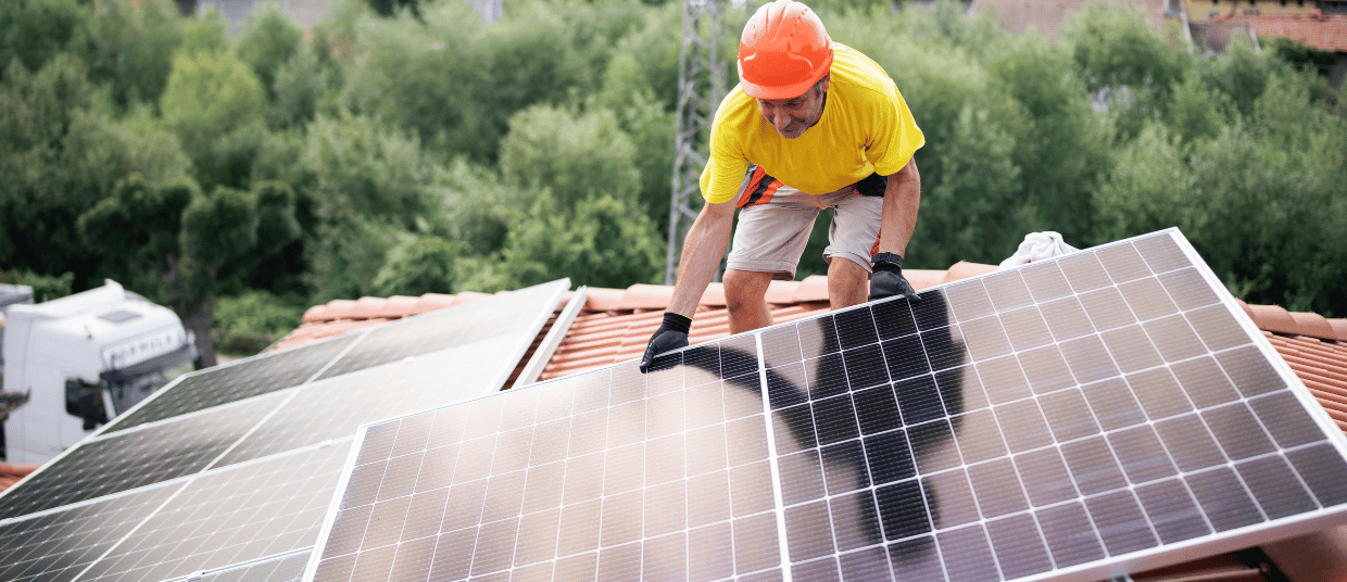 Tecnico Pony Power installa i moduli fotovoltaici sul tetto di una casa