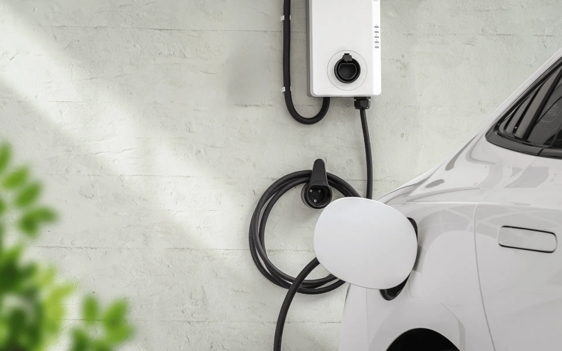 Pony Power home page photo. Wallbox che ricarica auto elettrica
