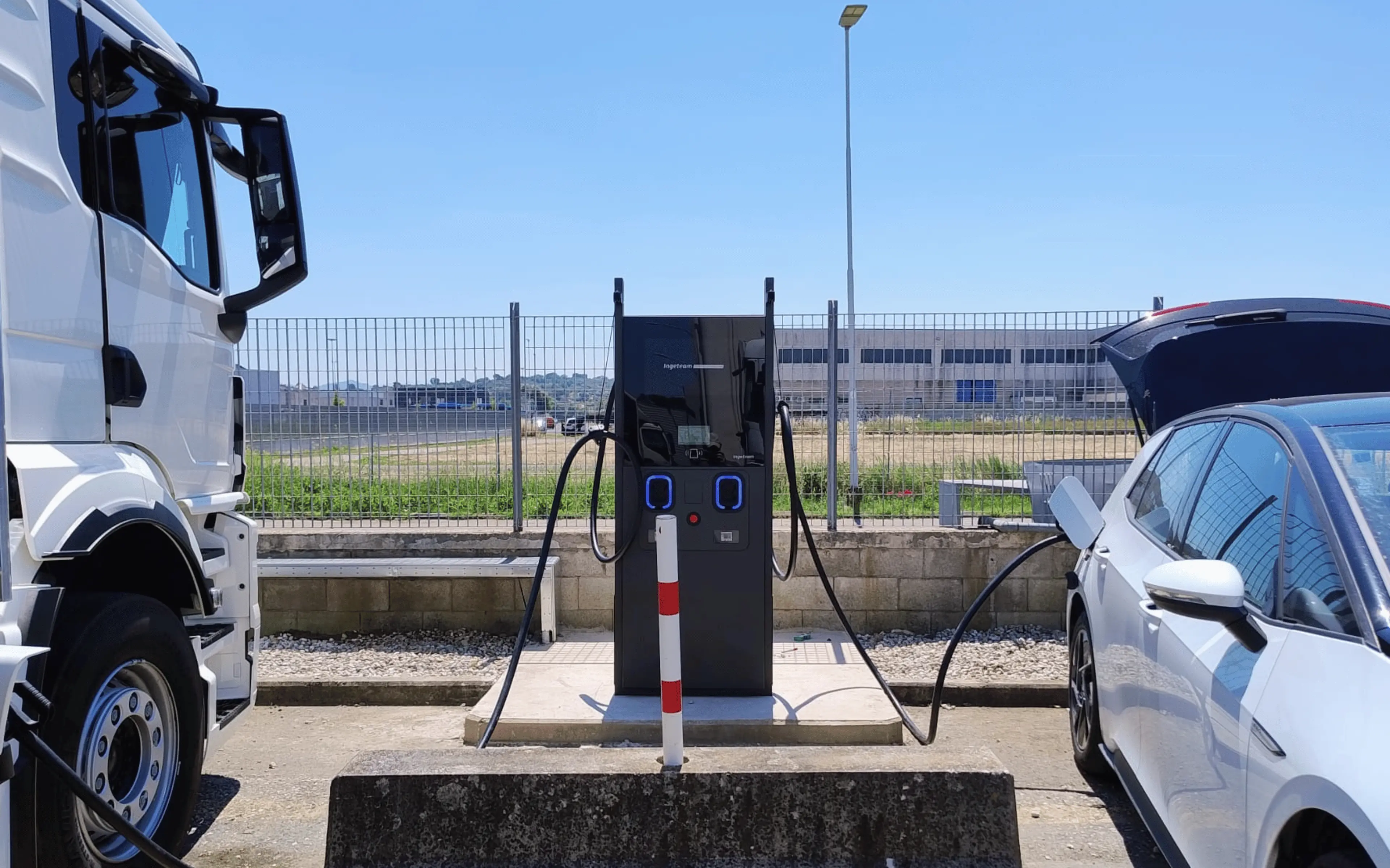 Colonnina fast 120kW Ingeteam per ricarica auto elettriche e mezzi pesanti