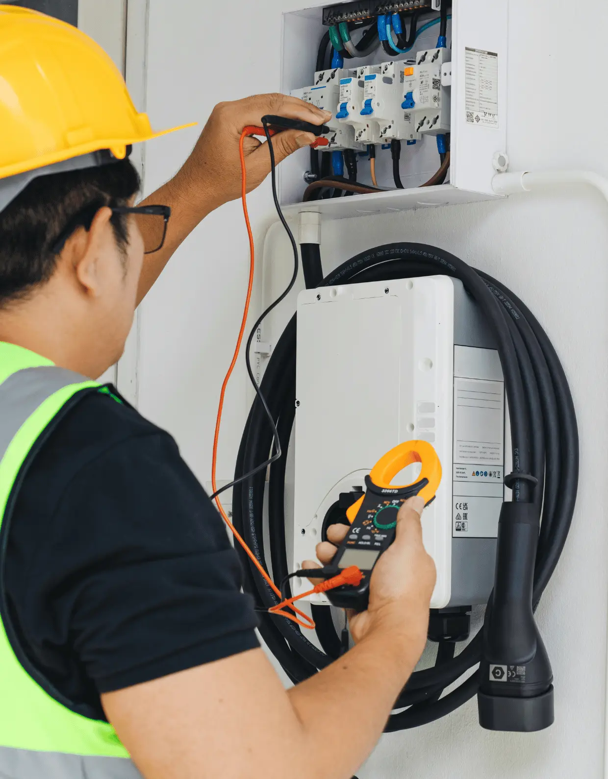 Installatore che controlla il montaggio di una wallbox di ricarica
