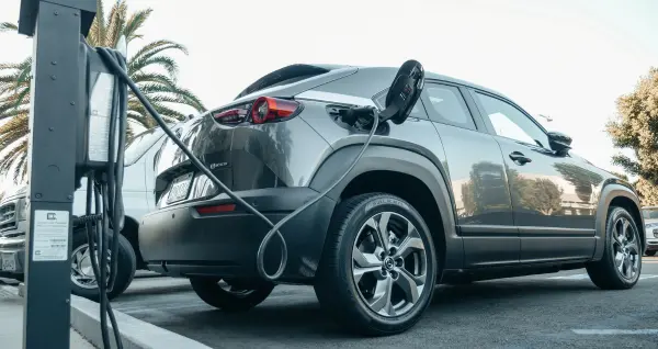 Auto elettrica che ricarica ad una colonnina