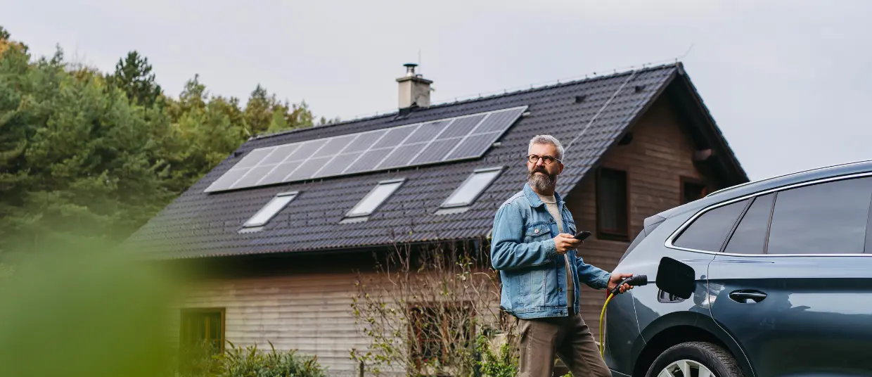 Impianto fotovoltaico con auto elettrica in ricarica