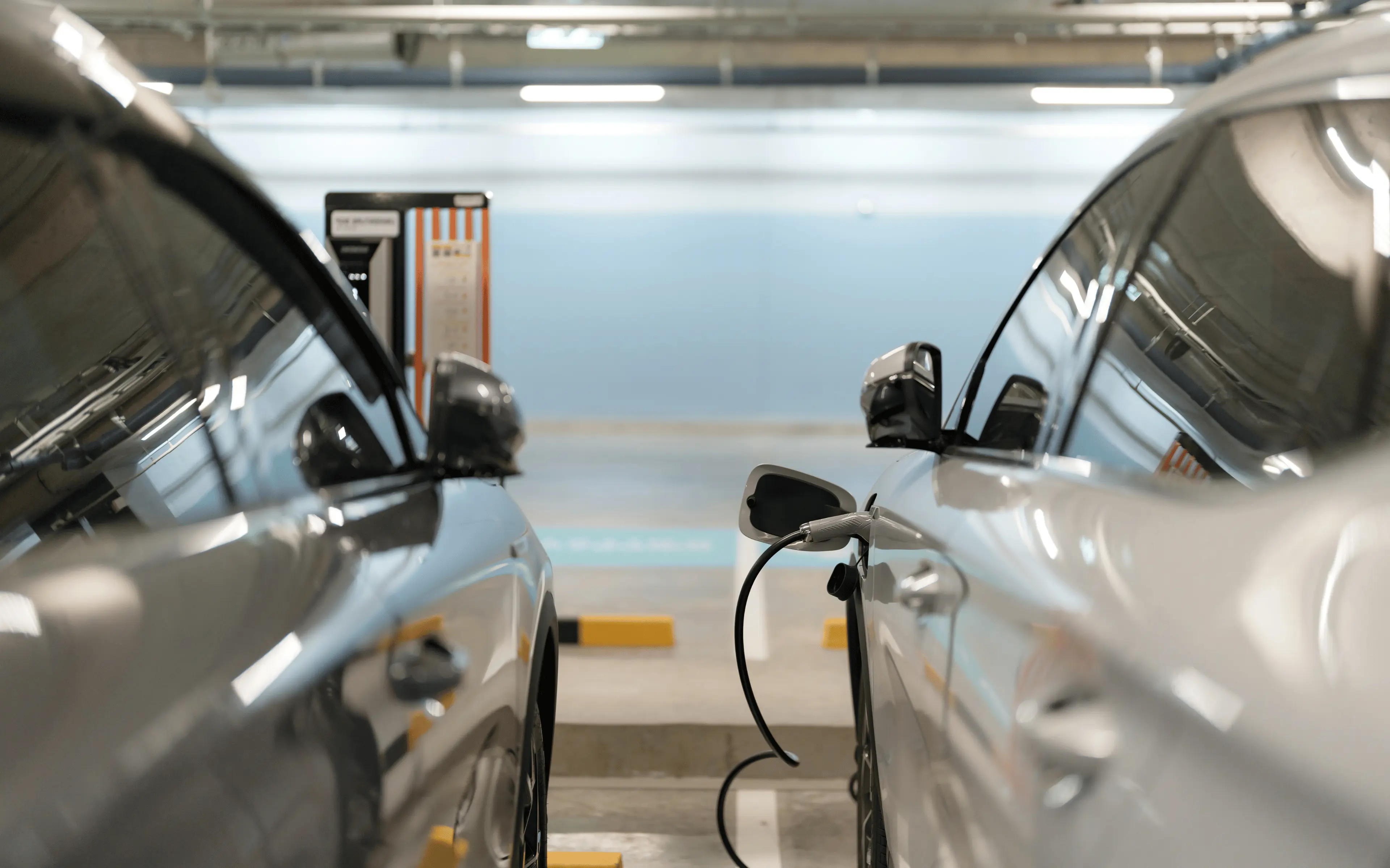 Auto elettriche in carica in parcheggio aziendale