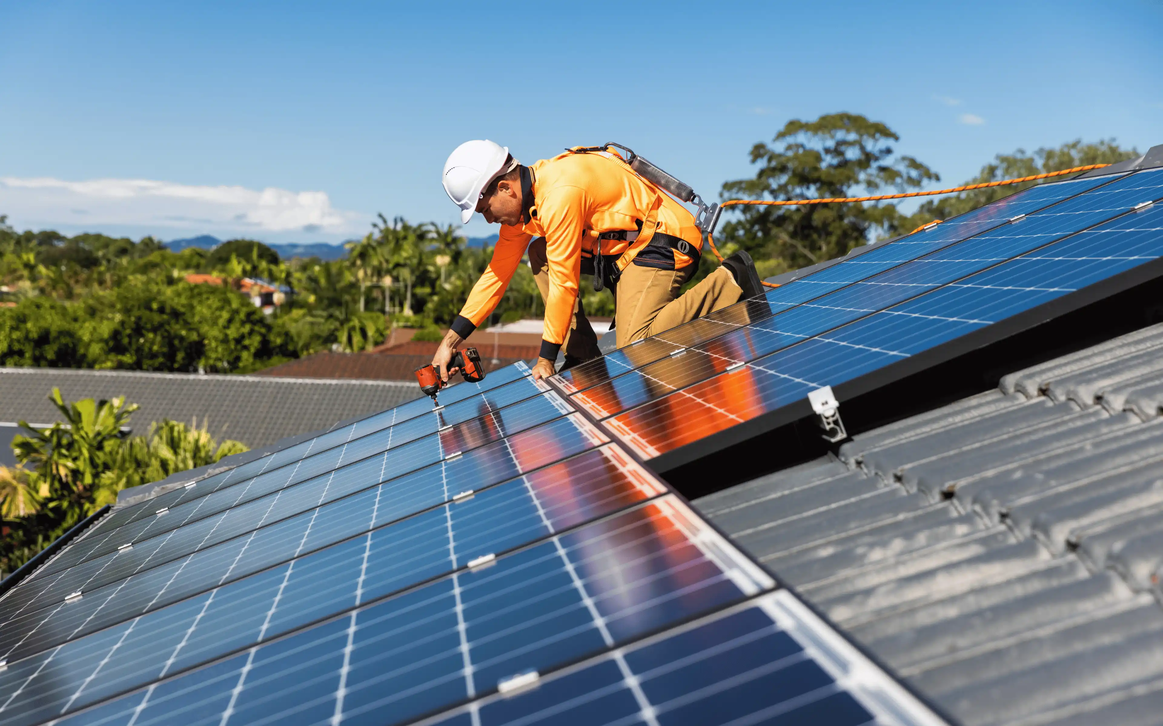Installazione di pannelli fotovoltaici sul tetto di un'abitazione