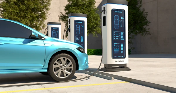 Auto elettrica in ricarica ad una colonnina pubblica