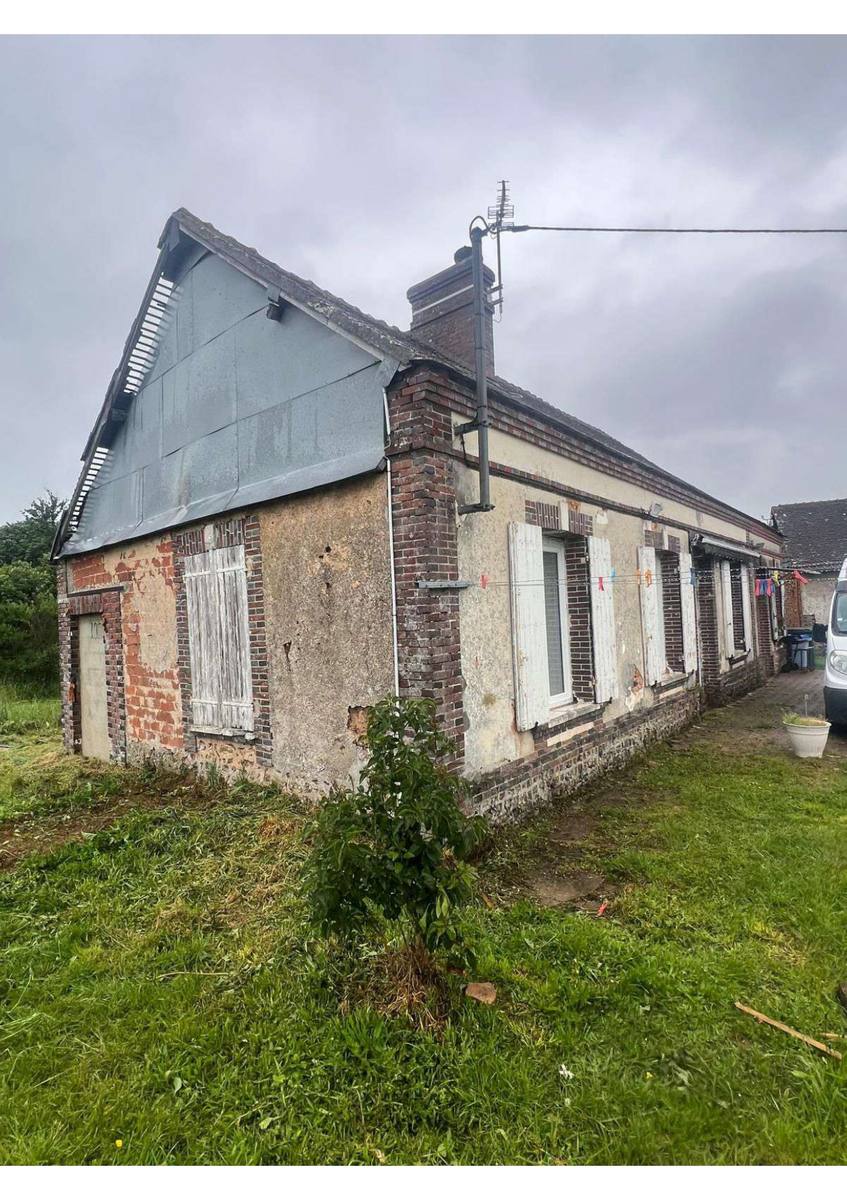 La même longère avant travaux, façades dégradées