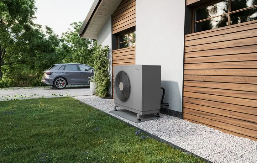 Pompe à chaleur air/eau installée à l'extérieur d'une maison