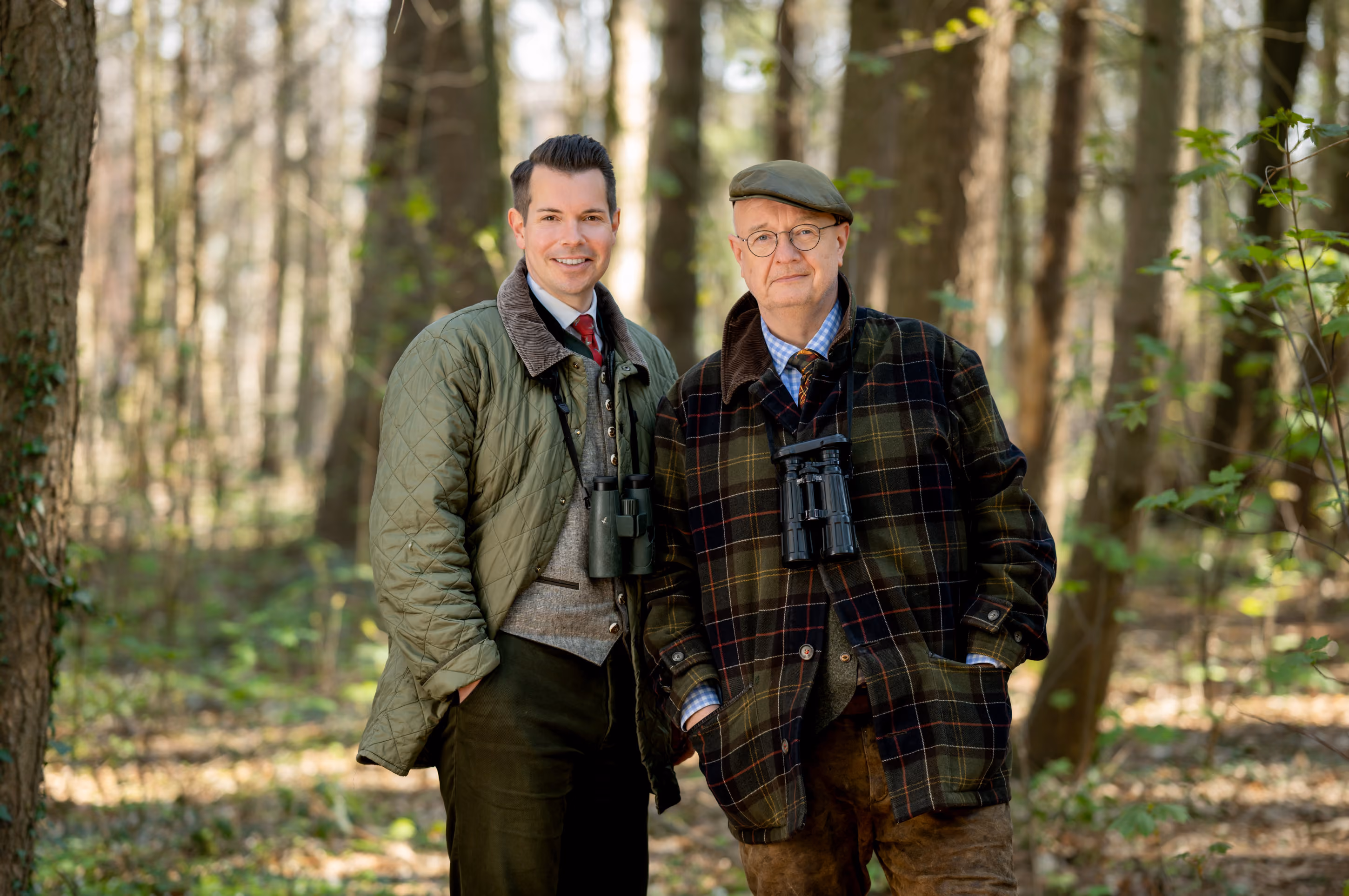 Gruppenbild von Jagdrechtsanwälten Dr. Yannik Hofmann und Dr. Florian Asche von Asche Stein Rechtsanwälte Hamburg, Fotografiert im Wald