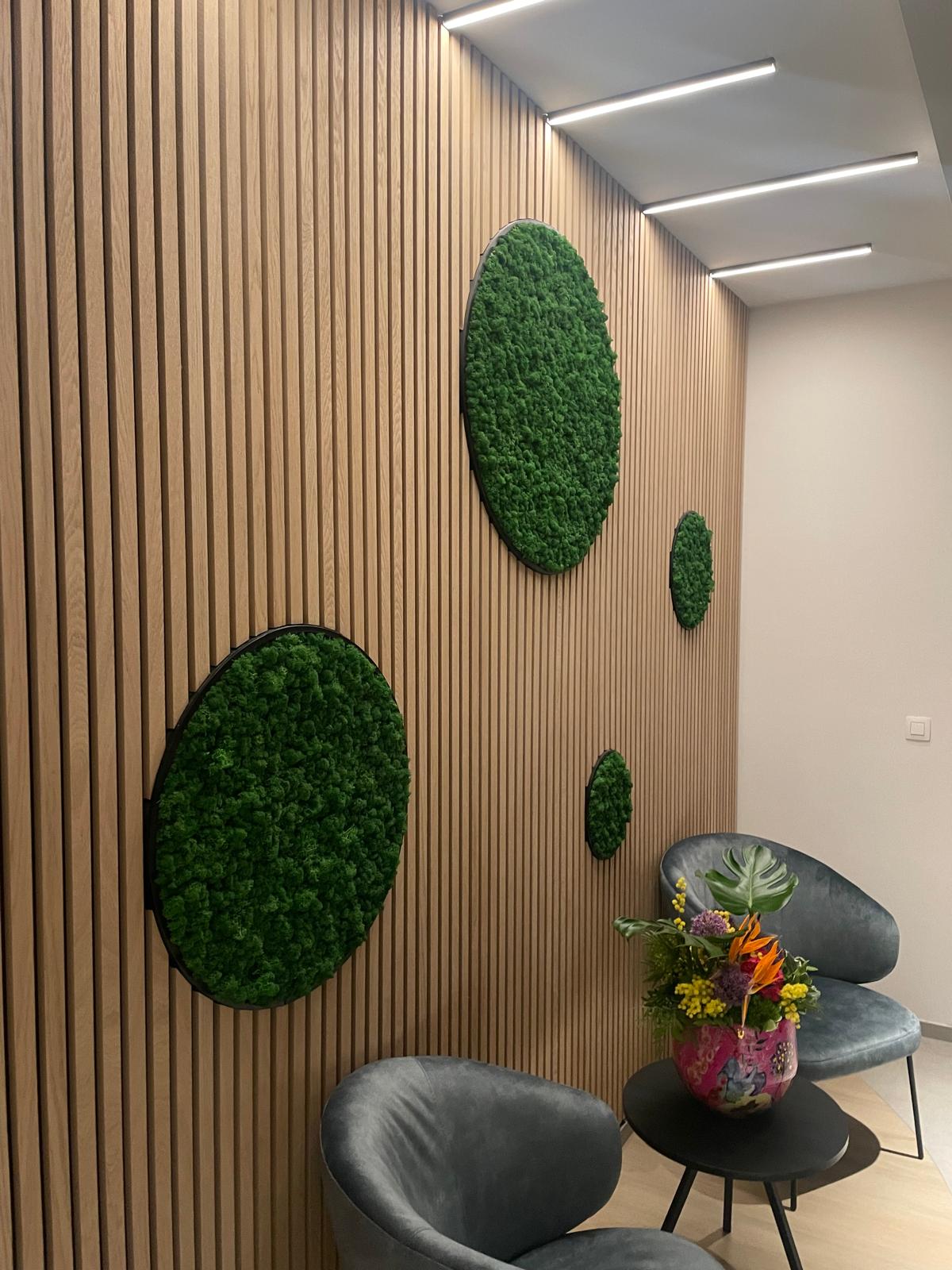 Mur décoratif en tasseaux de bois au centre AXEO à Ans