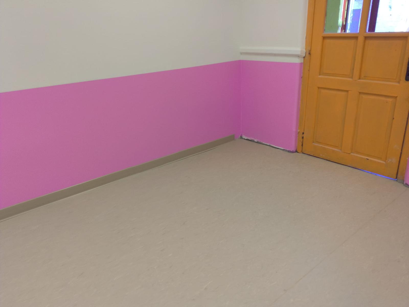 Plinthes PVC et finitions de peinture dans une salle de psychomotricité