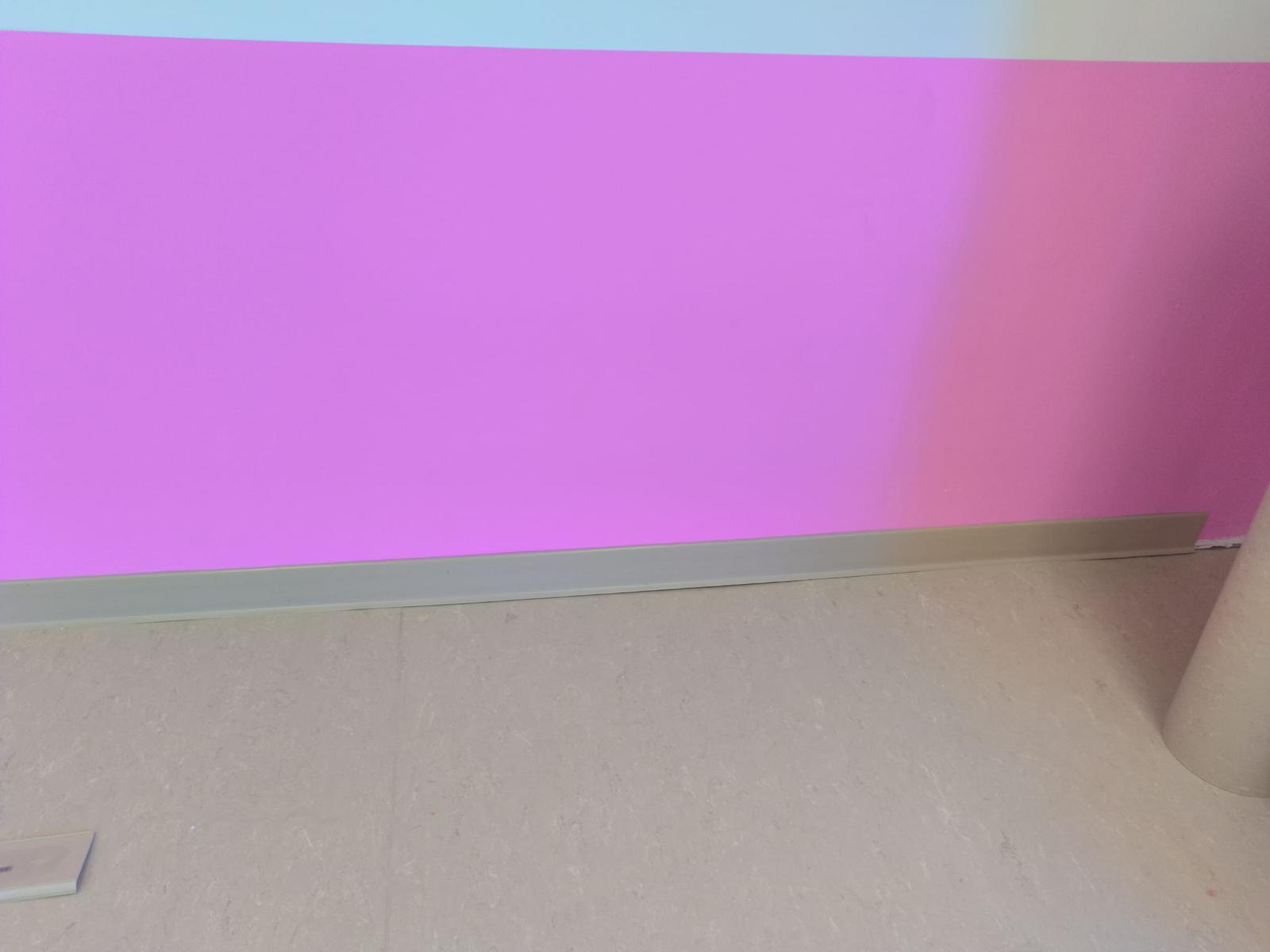 Finition du linoléum, des plinthes PVC et des murs peints