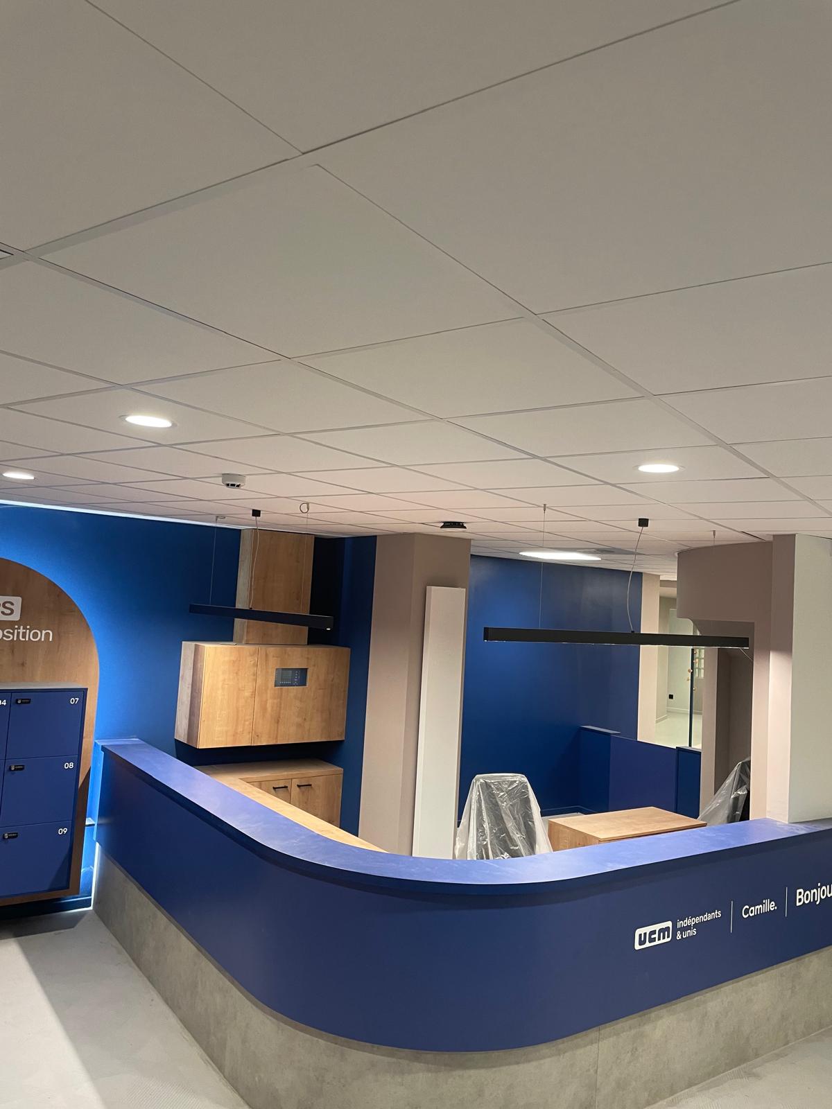 Accueil rénové des bureaux UCM avec faux plafond, peintures et finitions intérieures