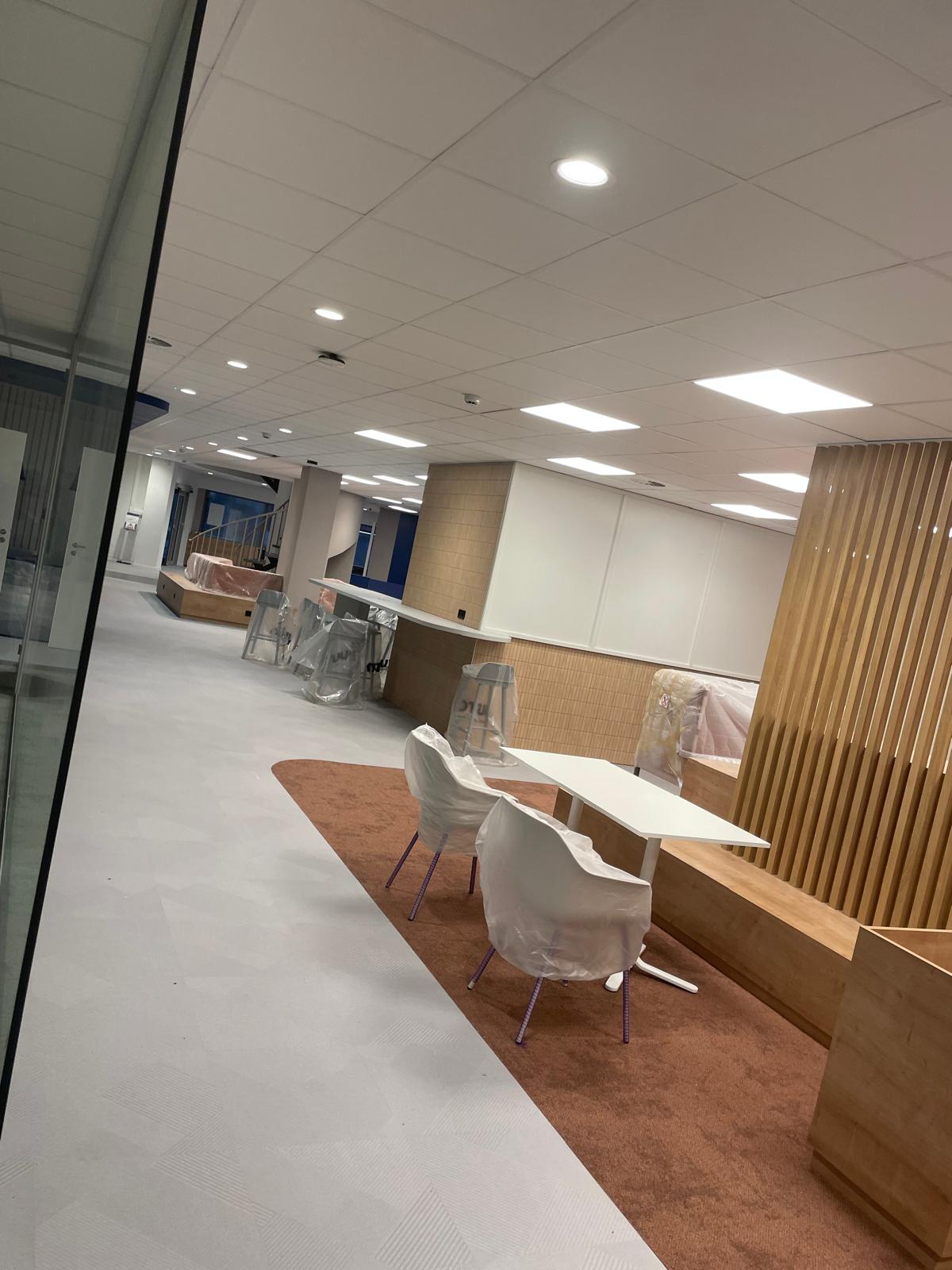 Revêtements de sols, faux plafond et finitions des bureaux UCM