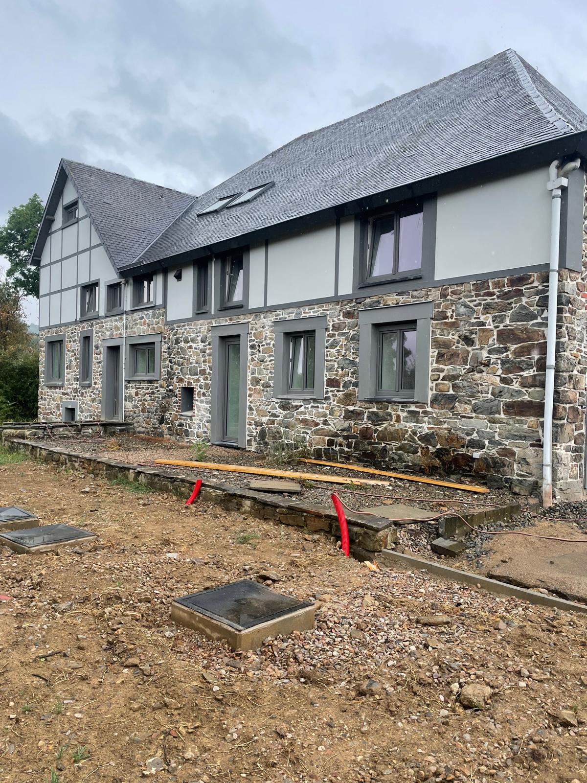 Rénovation et mise en peinture de la façade d’une maison à Stavelot