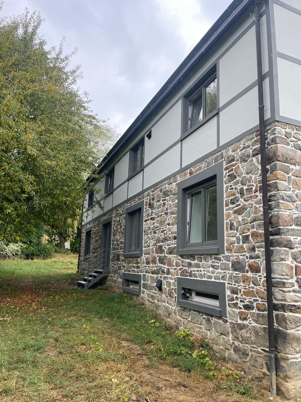 Façade latérale rénovée et mise en peinture d’une maison à Stavelot