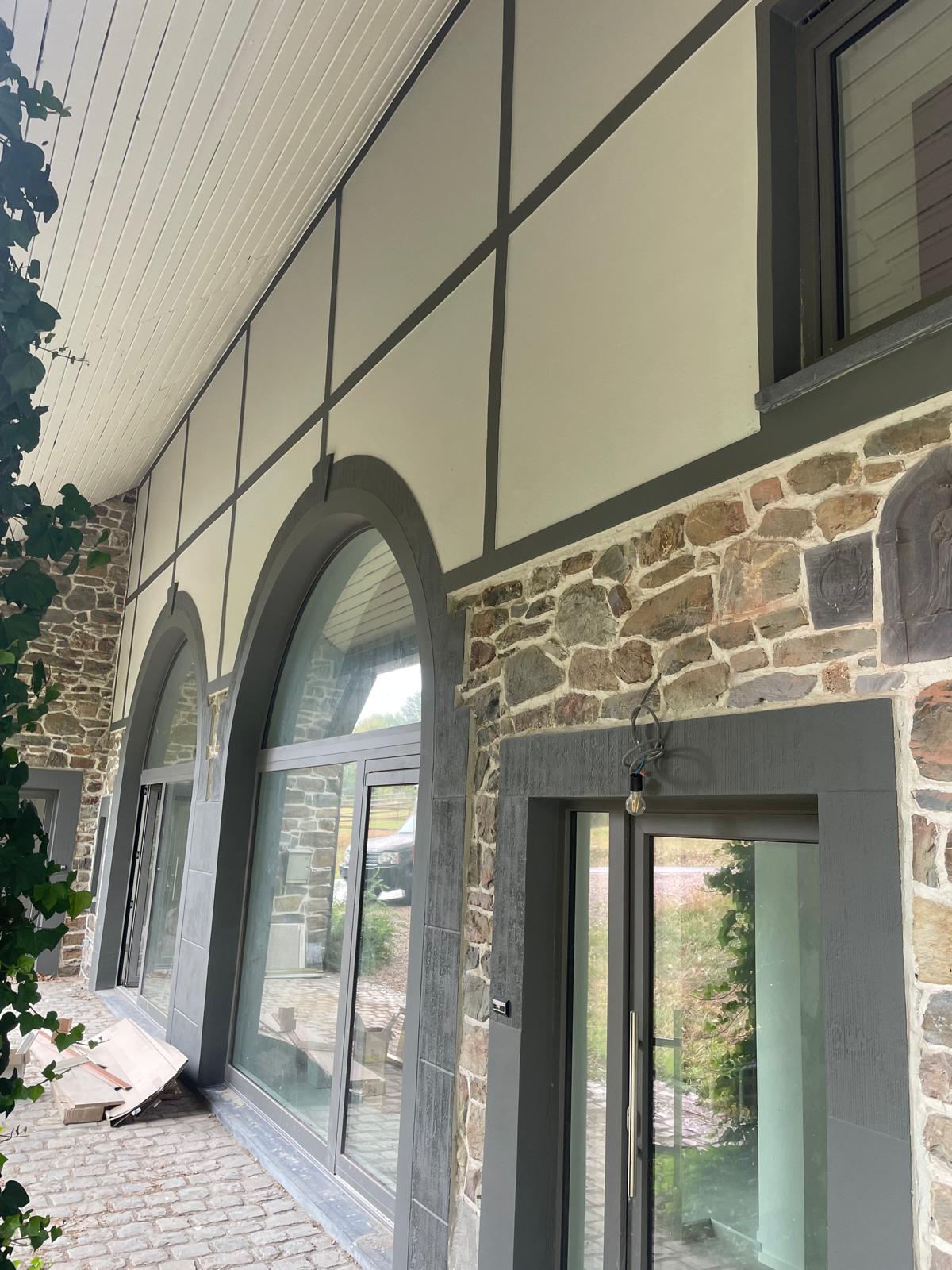 Mise en peinture de la façade et des finitions sous l’auvent d’une maison à Stavelot