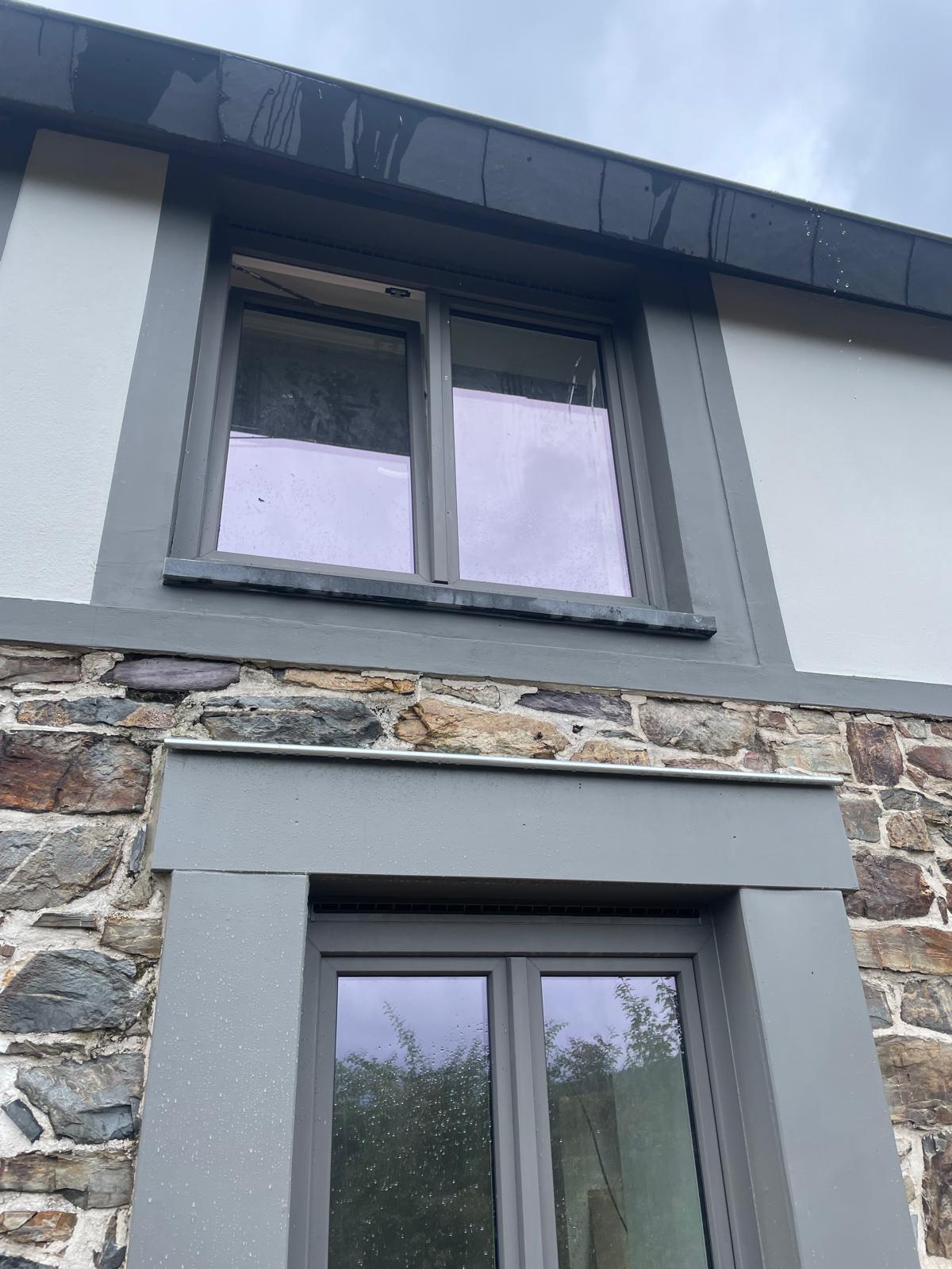 Finitions peintes autour des châssis sur la façade rénovée à Stavelot