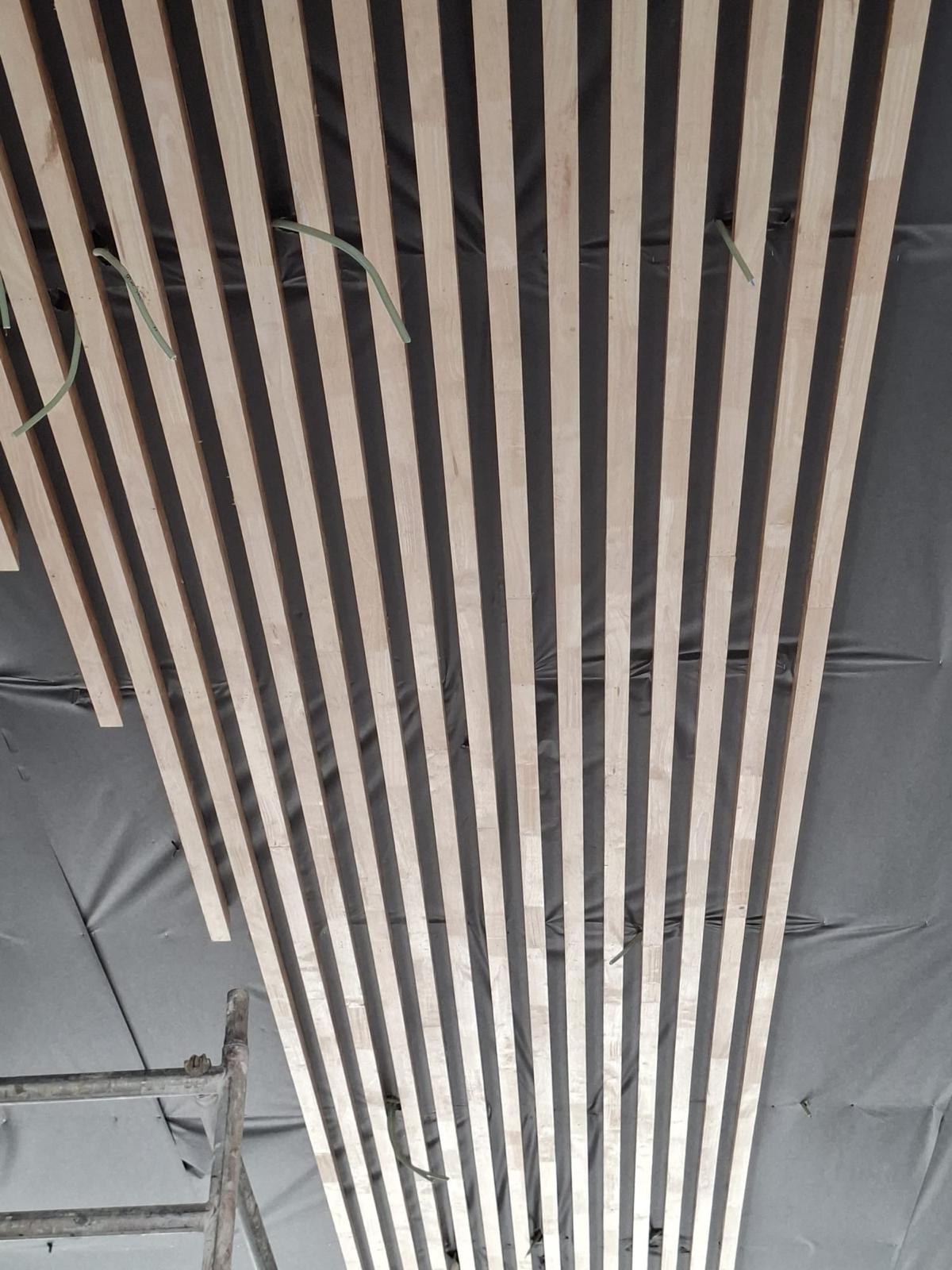 Pose du plafond en hévéa de la salle polyvalente à Beyne-Heusay