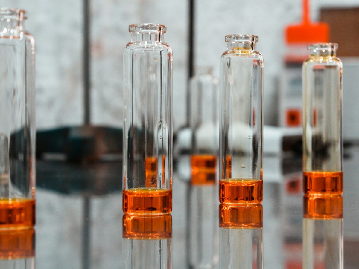 Extract samples in laboratory vials